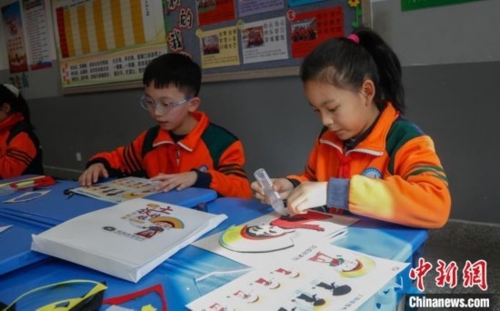 圖為學(xué)生參與“土族娃娃布貼畫”社教課。中新社記者 馬銘言 攝