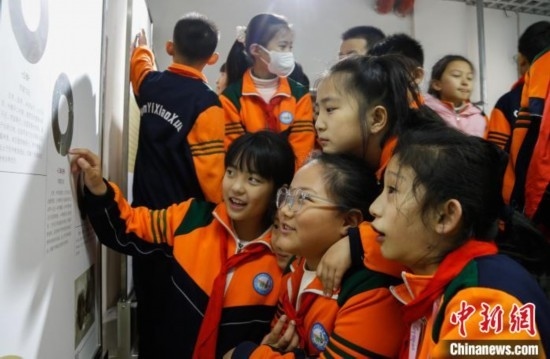 圖為學(xué)生參觀青海省博物館“1+3”主題流動(dòng)展覽，了解在青海喇家遺址出土的齊家文化 · 玉三璜聯(lián)璧。中新社記者 馬銘言 攝