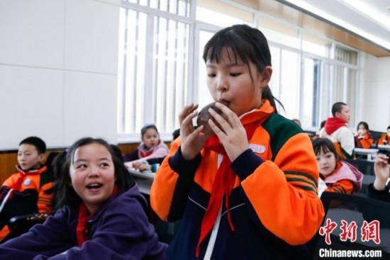 圖為學(xué)生在“國寶音樂會(huì)”社教課中體驗(yàn)吹陶塤。中新社記者 馬銘言 攝