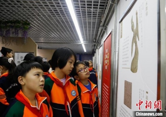 圖為學(xué)生參觀青海省博物館“1+3”主題流動(dòng)展覽，了解木舞俑。中新社記者 馬銘言 攝