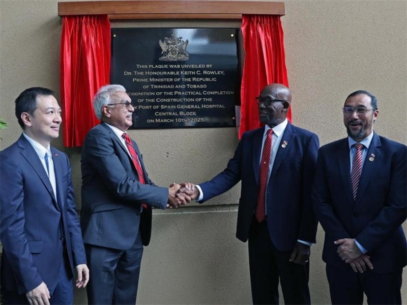 特多總理基思·羅利（右二）等特方政要、中國駐特多使館臨時(shí)代辦楊晗（左一）等出席西班牙港總醫(yī)院項(xiàng)目揭幕儀式。中國鐵建（加勒比）有限公司供圖