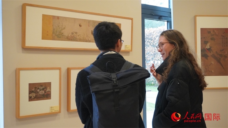 劍橋大學學者參觀宋畫特展。人民網 徐量攝