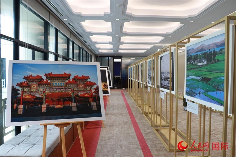 “遇見(jiàn)”攝影展現(xiàn)場(chǎng)。朱瀟逸攝