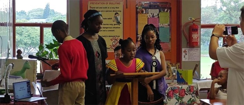 南非學(xué)生介紹南非。