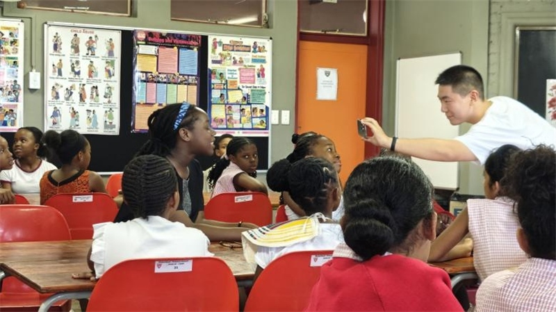 南非學(xué)生現(xiàn)場提問。