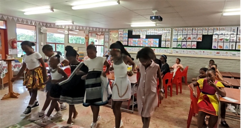 南非學(xué)生表演非洲歌舞，