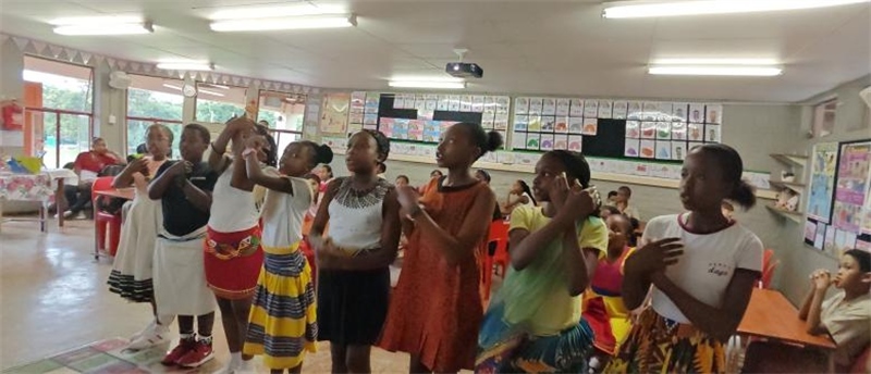 南非學(xué)生展示民族服飾，合唱《聽我說謝謝你》。