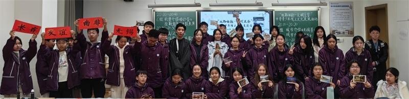 中南學(xué)生合影留念。