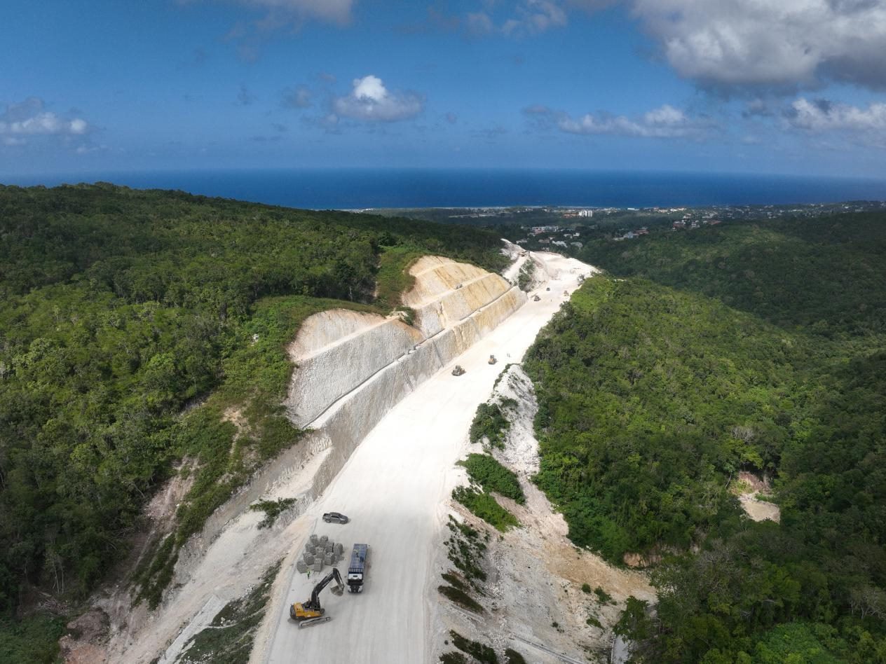 圖為中企承建的牙買(mǎi)加蒙特哥貝繞城路項(xiàng)目基層試驗(yàn)段正在進(jìn)行攤鋪和碾壓施工，相關(guān)施工工作已于近日順利完成。中國(guó)港灣美洲區(qū)域公司供圖