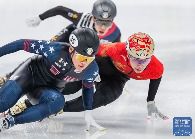 中國(guó)隊(duì)選手劉少昂（右）在比賽中。新華社記者 孫非 攝