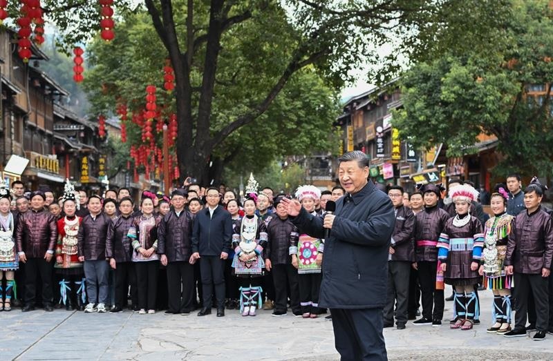 △今年3月17日，在貴州肇興侗寨考察時(shí)，習(xí)近平總書記同村民們親切交流。