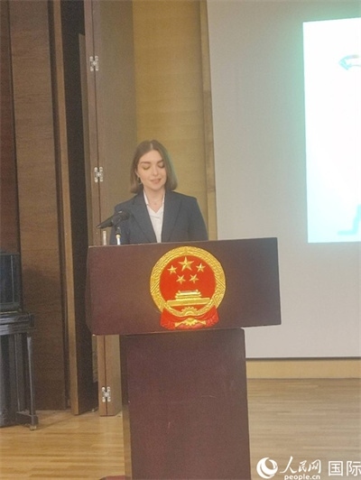 意方學(xué)生代表白綺花發(fā)言。人民網(wǎng)記者 鄭彬攝