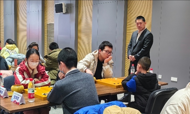 常昊觀戰(zhàn)年輕棋手們比賽。人民網(wǎng)記者 李乃妍攝