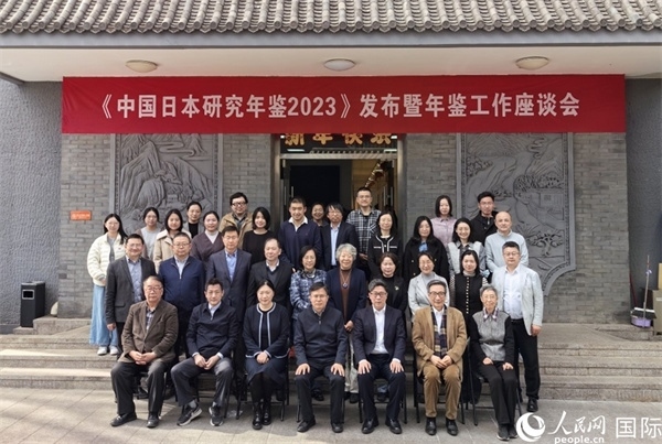 部分與會嘉賓合影留念。人民網(wǎng)記者 陳建軍攝