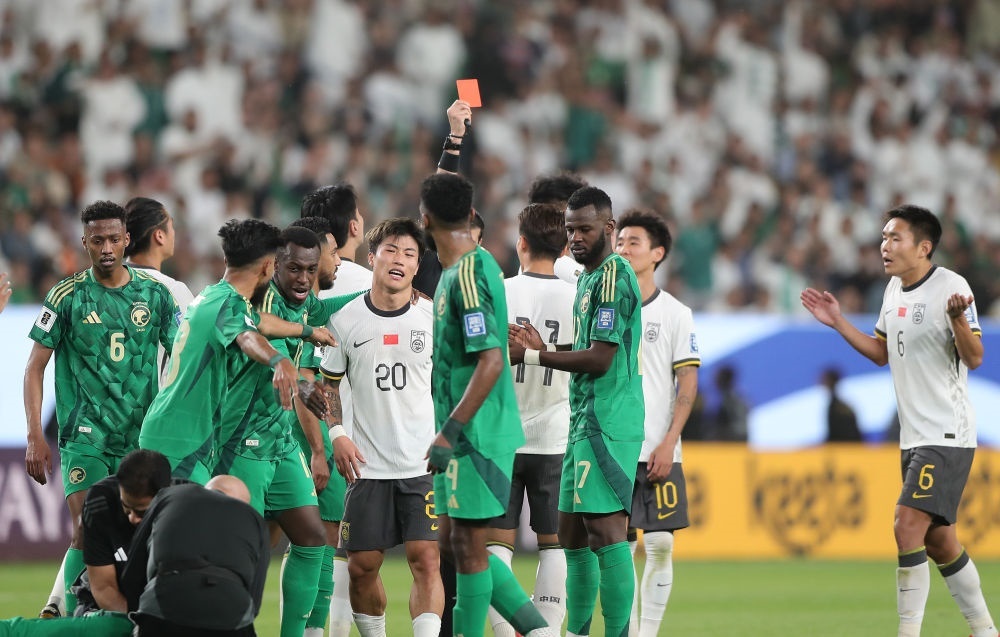 3月20日，主裁判向中國隊(duì)球員林良銘出示紅牌。新華社記者 王東震 攝