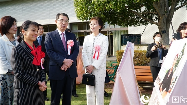 共同觀看女性成就圖片展。人民網(wǎng) 蔣曉辰攝