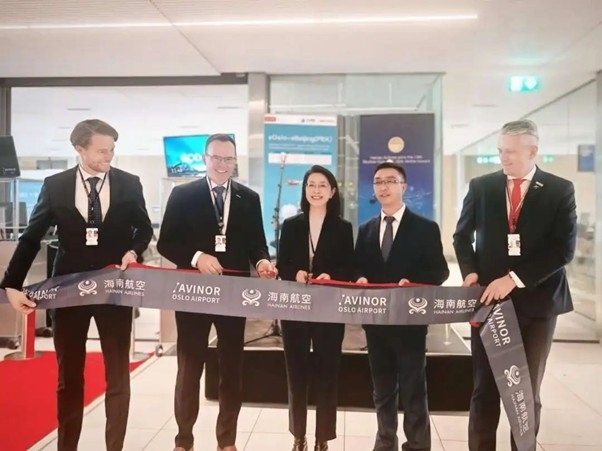 中國駐挪威大使侯悅（中）出席海航奧斯陸—北京直航開航儀式。中國駐挪威大使館供圖