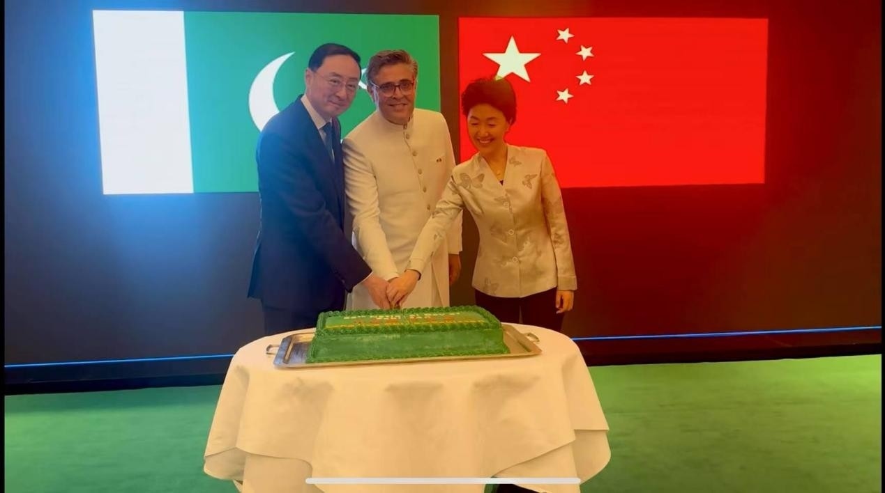外交部副部長孫衛(wèi)東（左）、巴基斯坦駐華大使卡里爾·哈什米（中）、中聯(lián)部副部長孫海燕（右）共切蛋糕。巴基斯坦駐華大使館供圖