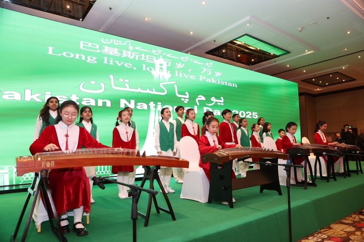 中巴兩國學生演出。巴基斯坦駐華大使館供圖