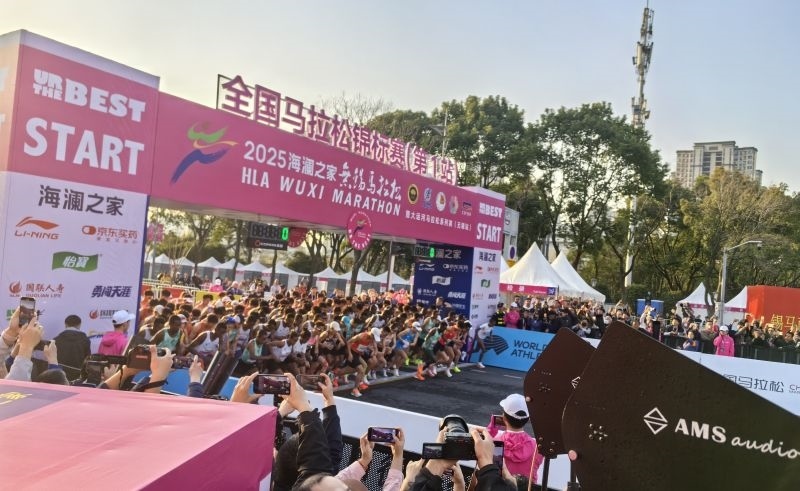 參賽選手沖出起跑線。 人民網(wǎng)記者 楊磊攝