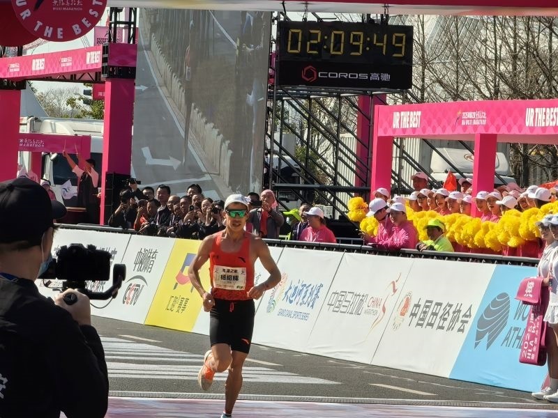 楊紹輝通過比賽終點。 人民網(wǎng)記者 楊磊攝