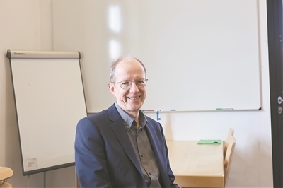 德國物理學(xué)會主席、雷根斯堡大學(xué)凝聚態(tài)物理學(xué)家克勞斯·里希特教授。駐德國記者 李山攝