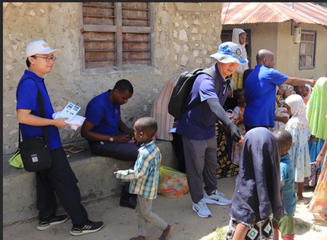 專家組向村民發(fā)放健康教育手冊(cè)和健康教育用品。專家組供圖