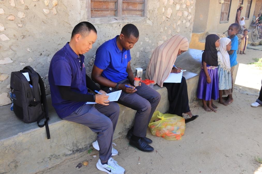 專家組指導(dǎo)非方疾控人員開展疾病篩查工作。專家組供圖