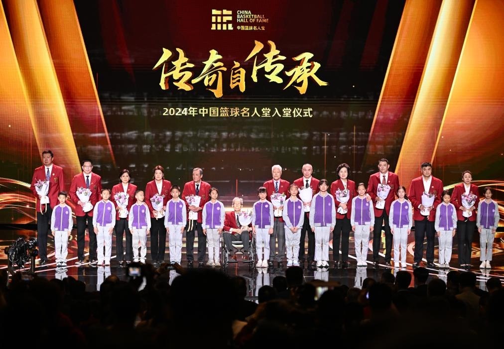 3月23日，在場(chǎng)的各屆中國(guó)籃球名人堂入堂人物在入堂儀式上合影留念。新華社記者 陳鐘昊 攝