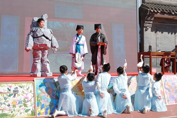 展覽開(kāi)幕式上，府學(xué)學(xué)子上演情景劇《鵝池》。府學(xué)胡同小學(xué)供圖