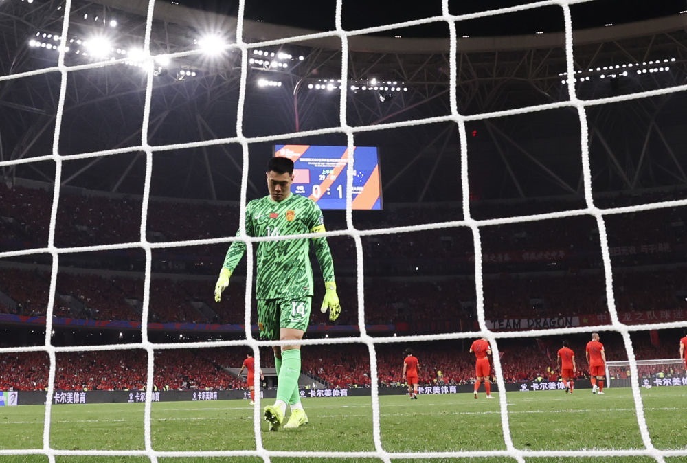 3月25日，中國(guó)隊(duì)守門(mén)員王大雷在球隊(duì)丟球后。新華社記者 曹燦 攝