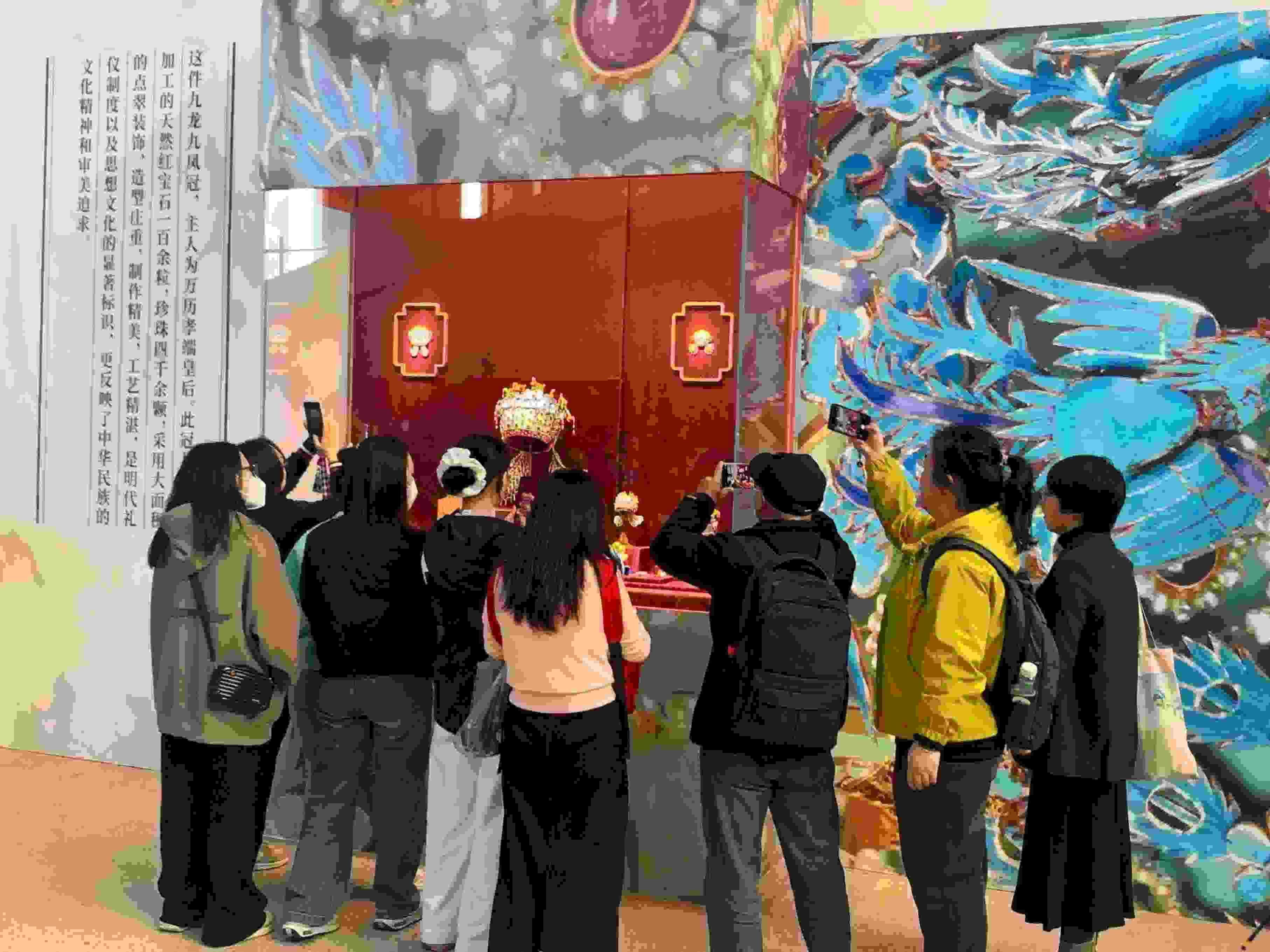 觀(guān)眾參觀(guān)國(guó)博鳳冠系列文創(chuàng)產(chǎn)品。人民網(wǎng)記者 劉穎穎攝