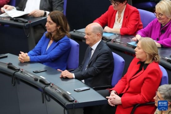 3月25日，在德國柏林，朔爾茨（中）出席新一屆德國聯(lián)邦議院首次全體會議。新華社記者 杜哲宇 攝