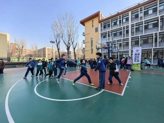 北京師范大學實驗小學開展跳繩比賽。