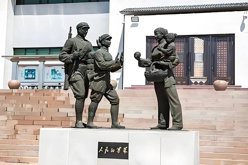 錦州蘋(píng)果廉政文化展覽館前的《人民的蘋(píng)果》主題雕塑。（由遼沈戰(zhàn)役紀(jì)念館供圖）