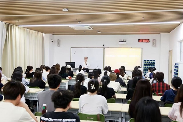 深圳職業(yè)技術(shù)大學(xué)黨委副書記、校長(zhǎng)許建領(lǐng)為學(xué)生授課。學(xué)校供圖