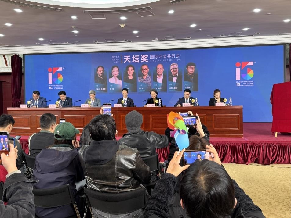 發(fā)布會(huì)現(xiàn)場(chǎng)公布本屆天壇獎(jiǎng)國(guó)際評(píng)委會(huì)陣容。人民網(wǎng)記者 劉微攝
