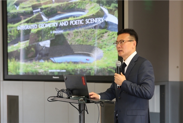 李興鋼院士做題為《勝景幾何》的主旨報(bào)告。活動(dòng)主辦方供圖