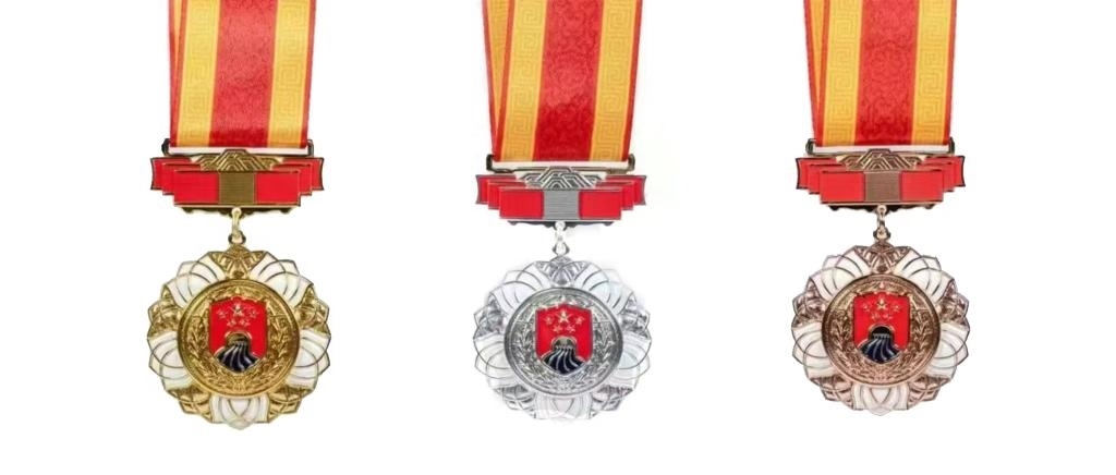 圖為戍守邊疆金質(zhì)、銀質(zhì)、銅質(zhì)紀(jì)念章。（國(guó)家移民管理局供圖）