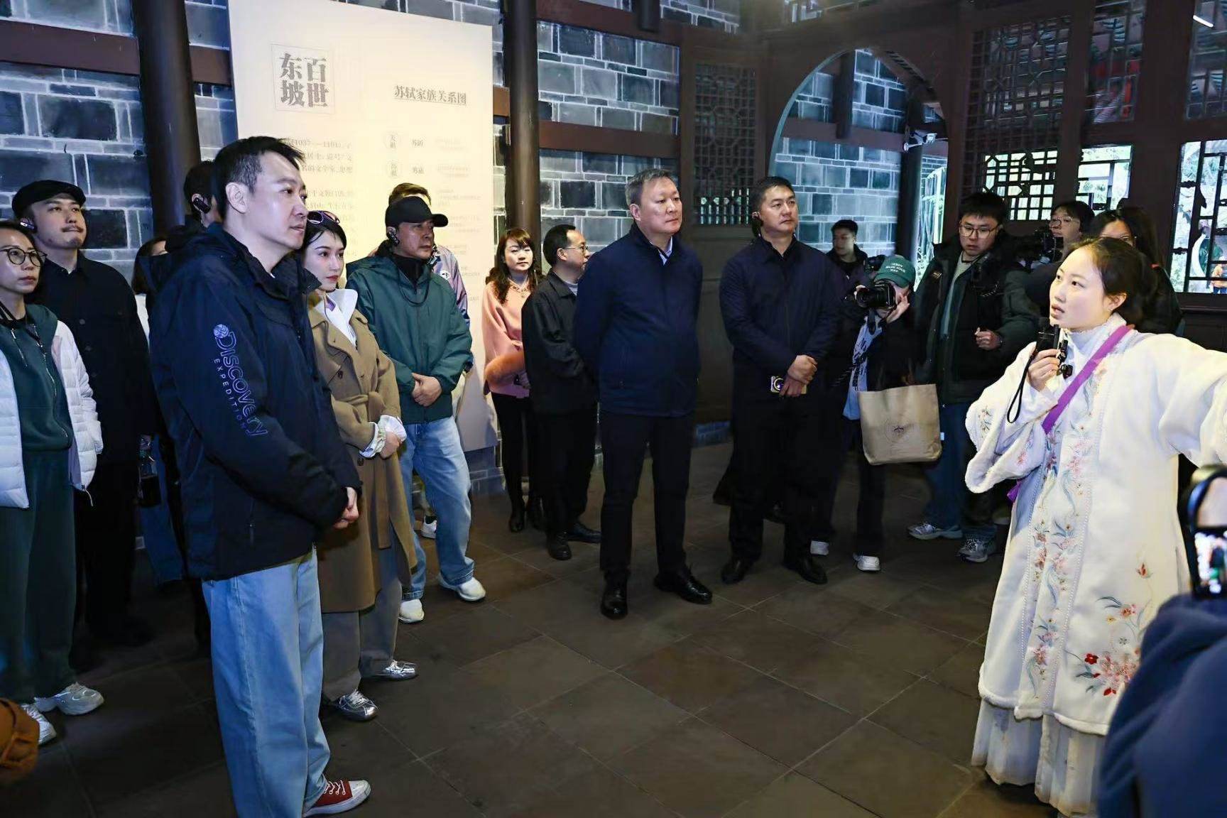 《蘇堤春曉》劇組在眉山三蘇祠參觀學習。受訪者供圖