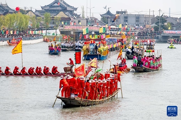 ?4月4日，選手在參加茅山會(huì)船盛會(huì) 。?新華社發(fā)（楊玉崗 攝）