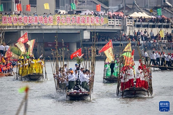 ?4月4日，選手在參加茅山會(huì)船盛會(huì)。新華社發(fā)（湯德宏 攝）