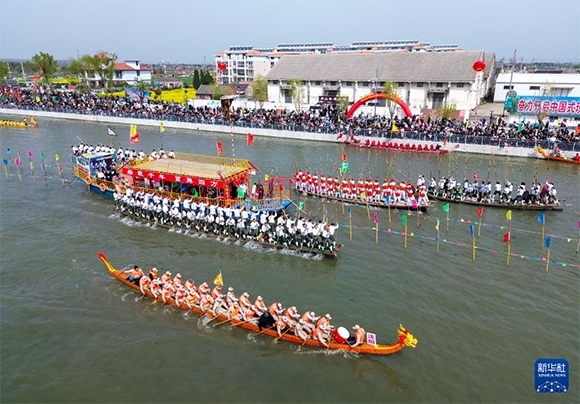 4月4日， 選手在參加茅山會(huì)船盛會(huì)（無人機(jī)照片）。新華社發(fā)（顧繼紅 攝）