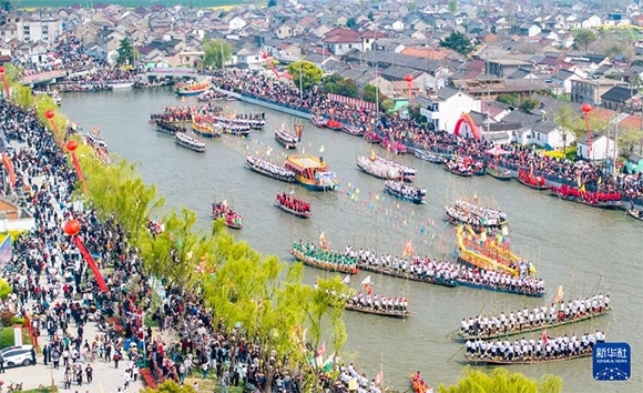 4月4日，選手在參加茅山會(huì)船盛會(huì)（無人機(jī)照片）。?新華社發(fā)（周社根 攝）