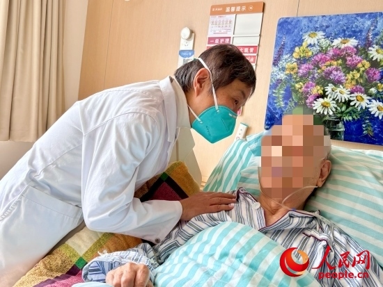 秦苑查房時(shí)詢問(wèn)患者情況。人民網(wǎng) 陳葉欣攝