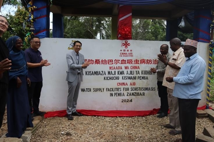 中國援助桑給巴爾血吸蟲病防治技術項目安全供水工程揭牌儀式日前在當?shù)嘏e行。 施亮攝