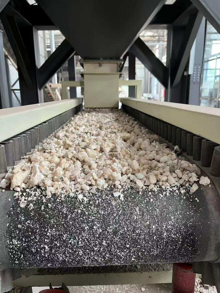 高純石英生產(chǎn)線。自然資源部供圖