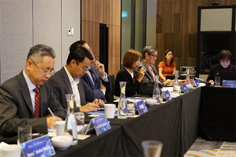 《南洋商報(bào)》總編輯羅依薇（左四）進(jìn)行致辭。林俊揚(yáng)攝