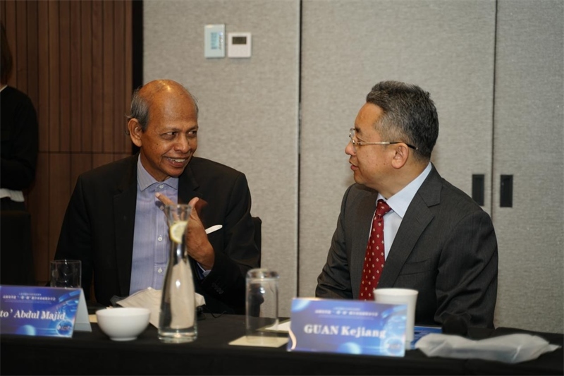 分享會(huì)現(xiàn)場，中方記者同與會(huì)代表進(jìn)行友好交流。林俊揚(yáng)攝