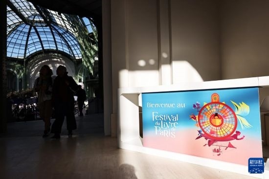 4月11日，人們?cè)诜▏?guó)巴黎大皇宮參加2025巴黎書(shū)展。新華社記者 高靜 攝